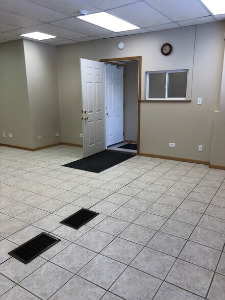 More Photos Of 4921 W 95th St, Oak Lawn Storefront Retail Residential For Lease