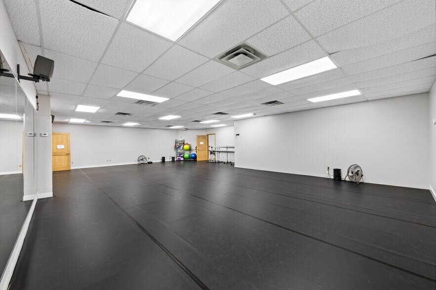 More Photos Of 146 Lake St N, Forest Lake Medical For Lease