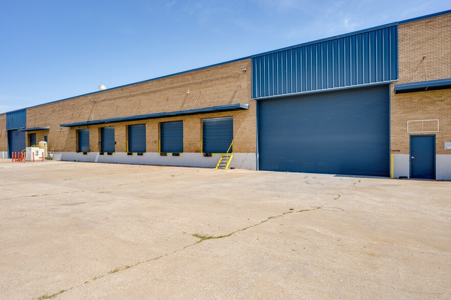 More Photos Of 11245 Indian Trl, Dallas Manufacturing For Lease