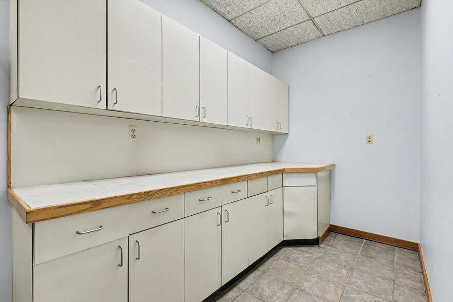 More Photos Of 22976 Outer Dr, Dearborn Flex For Lease