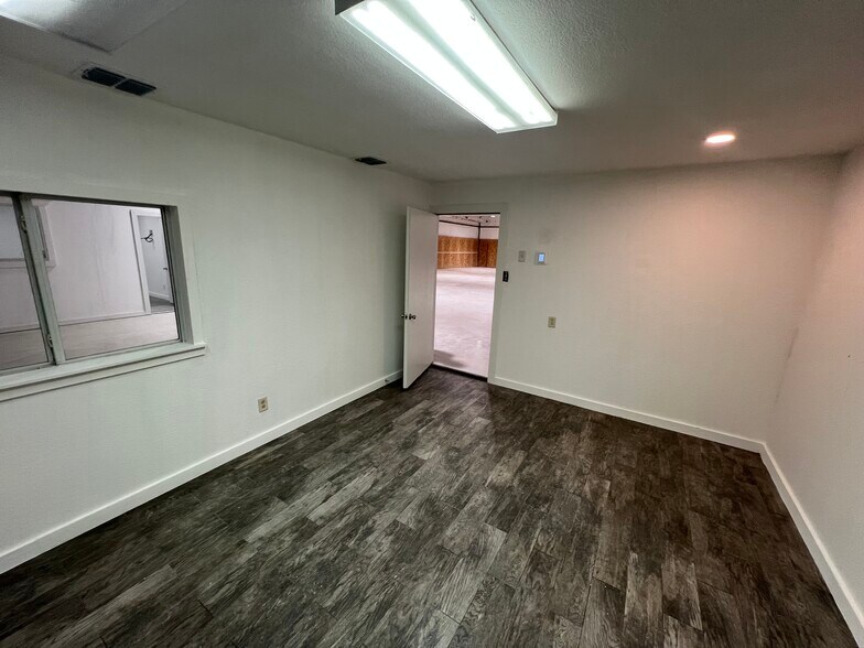More Photos Of 12106 Valliant St, San Antonio Warehouse For Lease