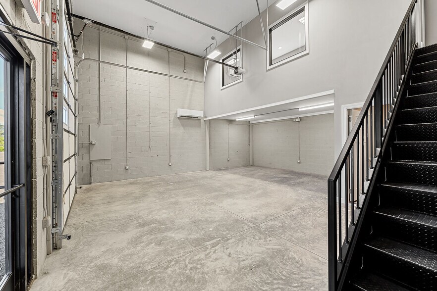 More Photos Of 240 Hub Circle, Cookeville Showroom For Lease