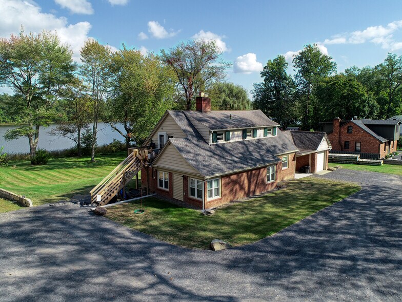 More Photos Of 669 Broadway, Ulster Park Hotel For Sale