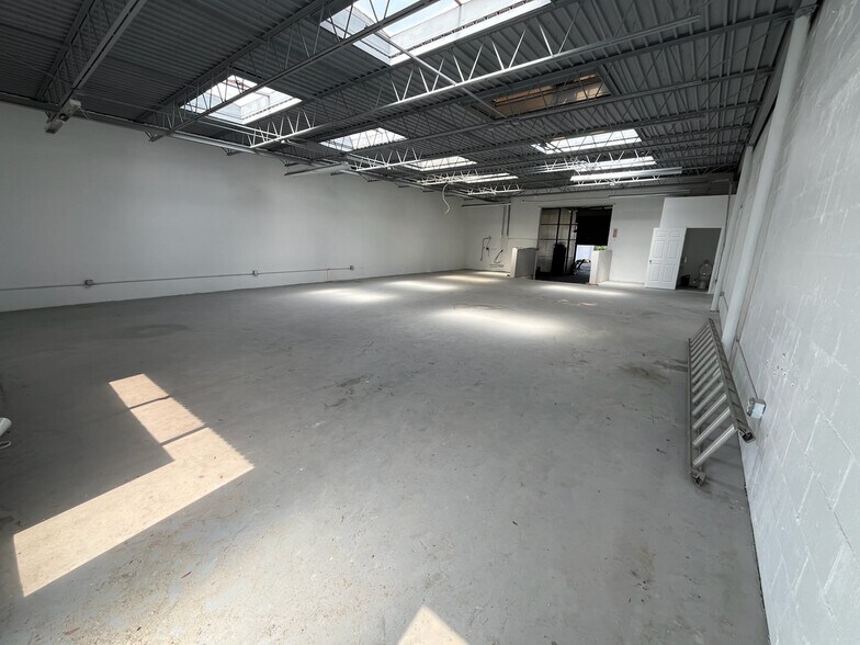 More Photos Of 4504 E Hillsborough Ave, Tampa Showroom For Lease