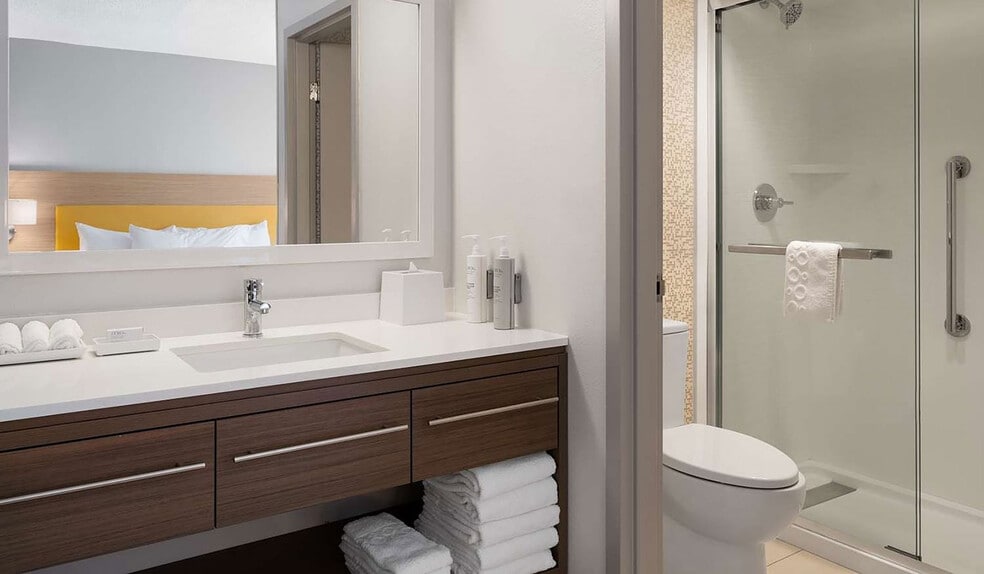 More Photos Of 9104 Keystone Crossing, Indianapolis Hotel For Sale