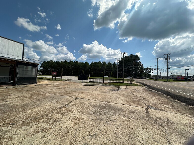 More Photos Of 106 Avenue of Patriots St, Starkville Restaurant For Sale