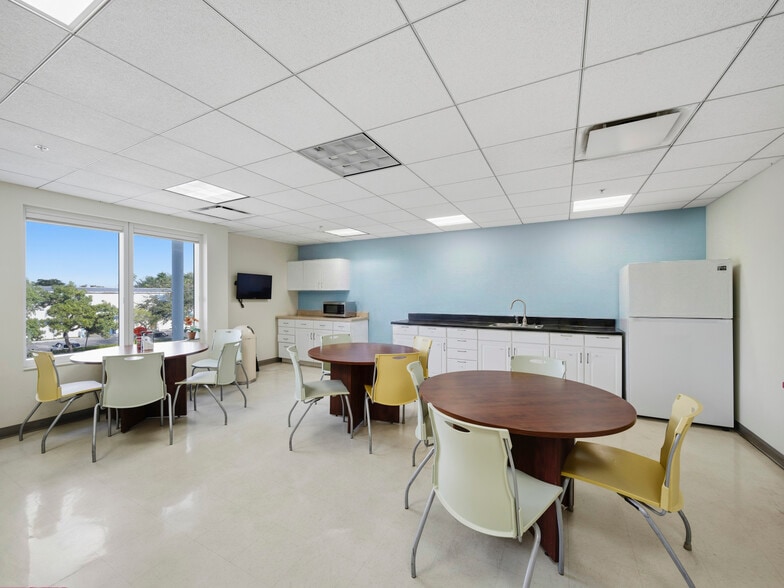 More Photos Of 4348 Westroads Dr, West Palm Beach Manufacturing For Sale