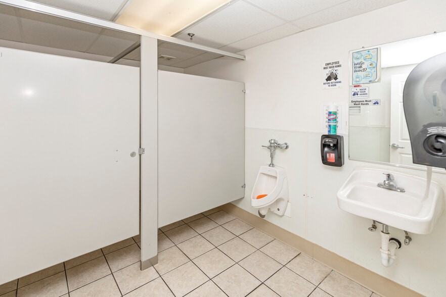 More Photos Of 333 W 18th St, Merced Office For Sale