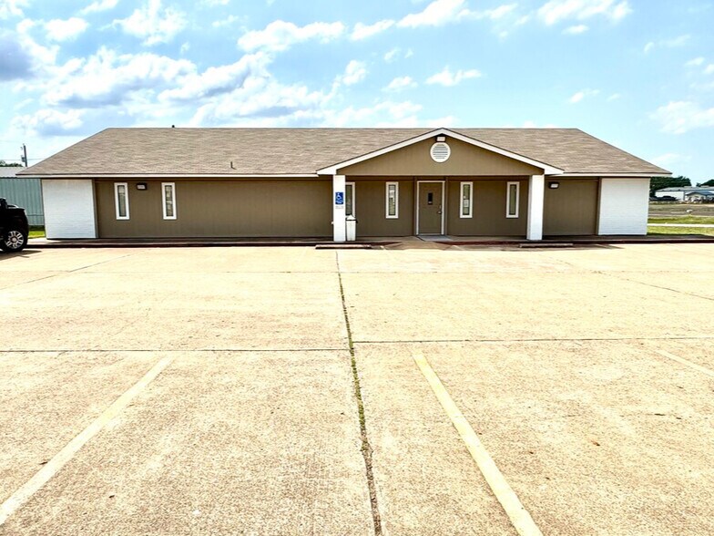 More Photos Of 101 Anthony Dr, Teague Medical For Sale