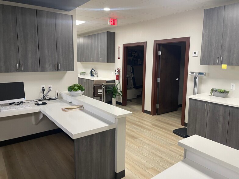 More Photos Of 1915 S Zapata Hwy, Laredo Storefront Retail Office For Lease