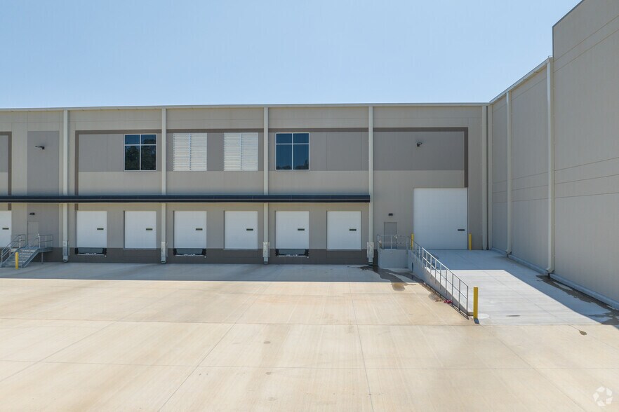 More Photos Of 151 Logistics Pky NE, White Distribution For Lease