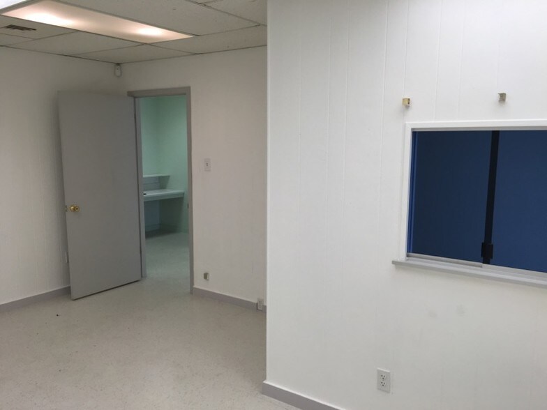 More Photos Of 1822 Holly Rd, Corpus Christi Warehouse For Lease