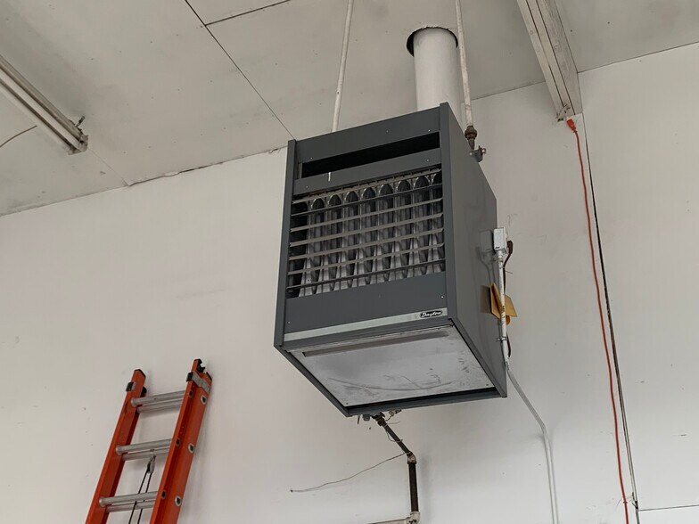 More Photos Of 21 Dons Way, Blackfoot Industrial For Lease