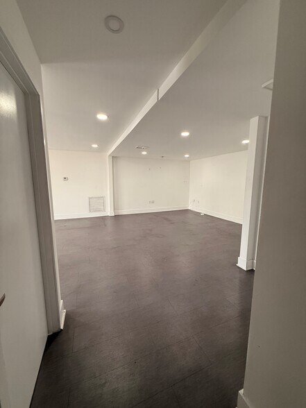 More Photos Of 2290-2336 W 77th St, Hialeah Warehouse For Lease