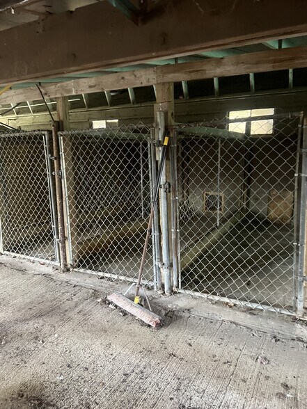 More Photos Of 235 E Western Reserve Rd, Poland Veterinarian Kennel For Sale