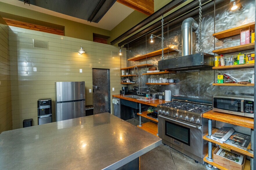 More Photos Of 616 NW Arizona Ave, Bend Office For Sale