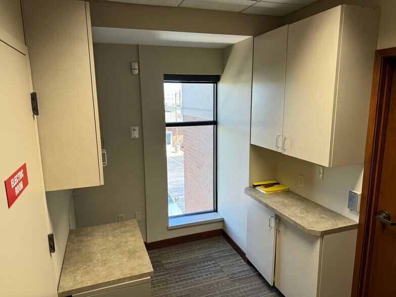 More Photos Of 109 Veterans Pky, Yorkville Office For Lease