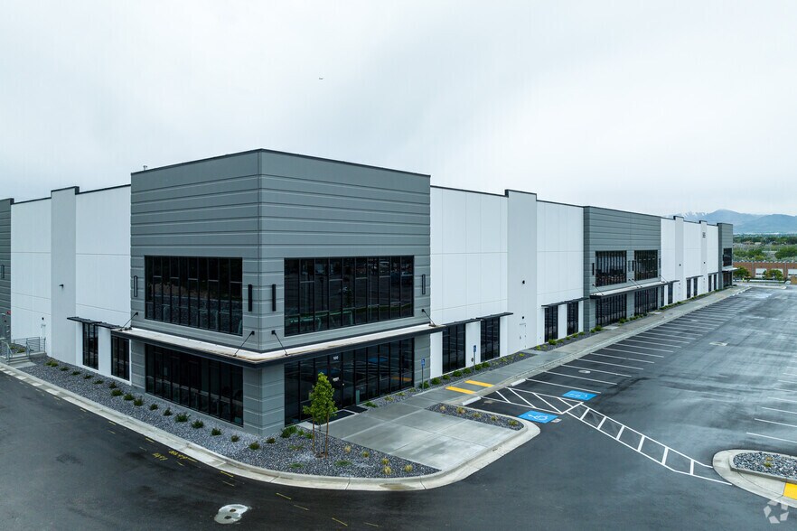 More Photos Of 565 Parkland Drive, Sandy Warehouse For Lease