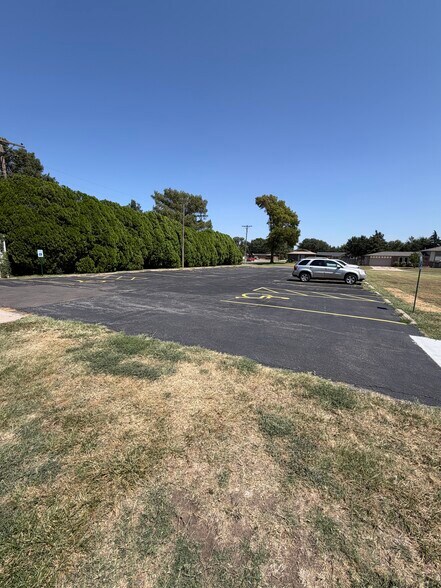 More Photos Of 720 N Westlink Ave, Wichita Coworking Space