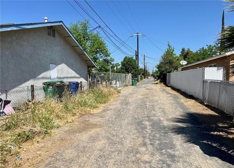 More Photos Of 409 E 12th, Madera Convenience Store For Sale