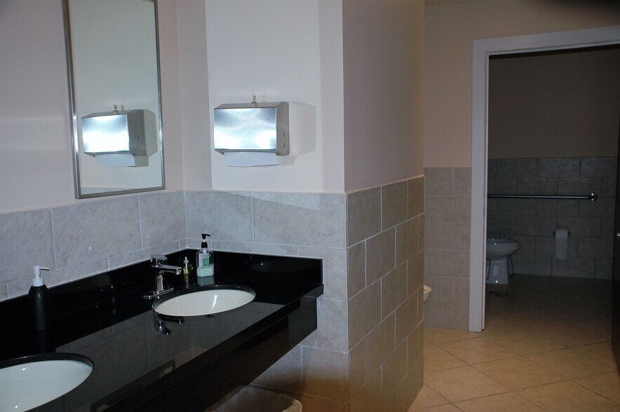 More Photos Of 1785 NE Broad Cswy, North Miami Beach Medical For Lease