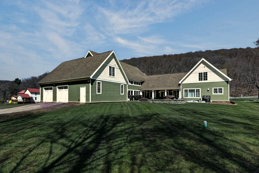 More Photos Of 690 Main St, Vintondale Loft Creative Space For Sale