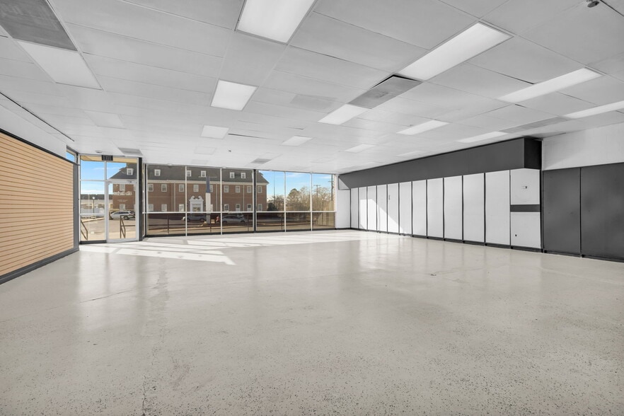 More Photos Of 904 N Main St, Anderson Auto Repair For Sale