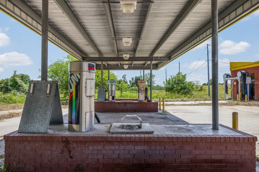 More Photos Of 621 W Travis St, La Grange Carwash For Sale