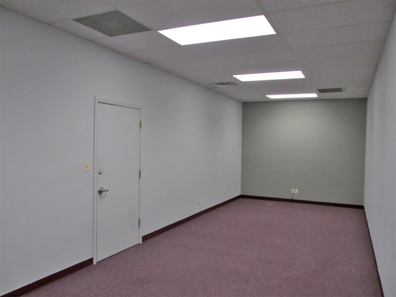 More Photos Of 600-610 W 5th Ave, Naperville Flex For Lease