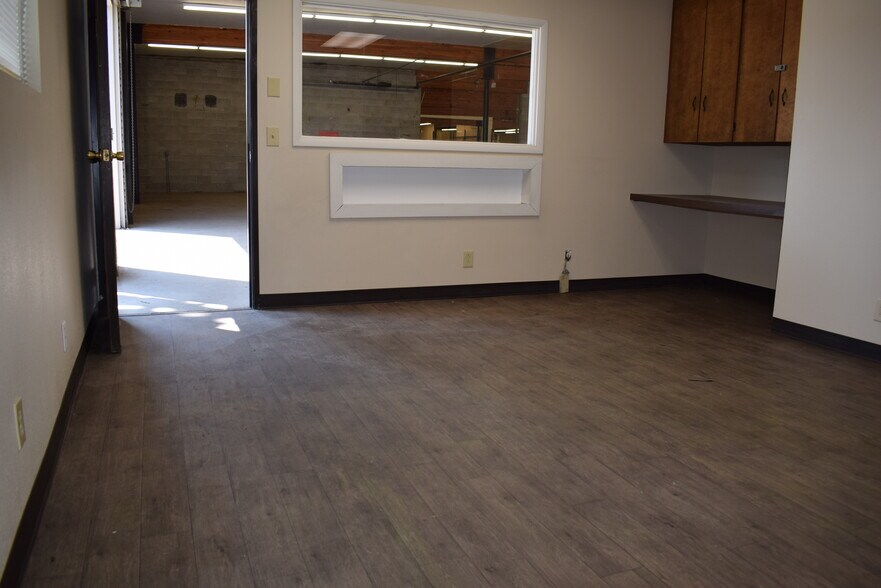 More Photos Of 613 Pacific Ave S, Kelso Distribution For Lease