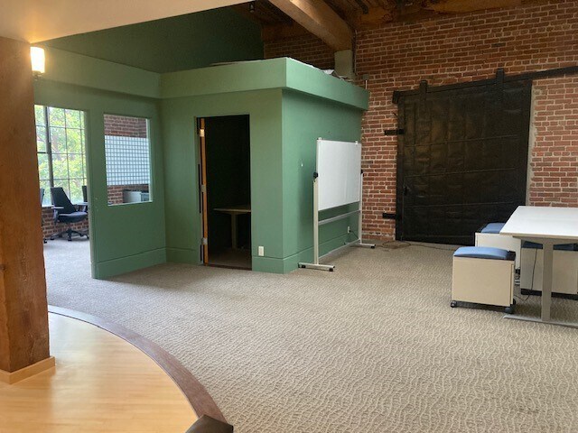 More Photos Of 1175-1195 Park Ave, Emeryville Showroom For Sale