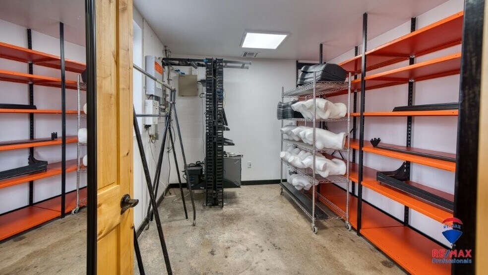 More Photos Of 2423 E Cleveland St, Sundance Flex For Sale