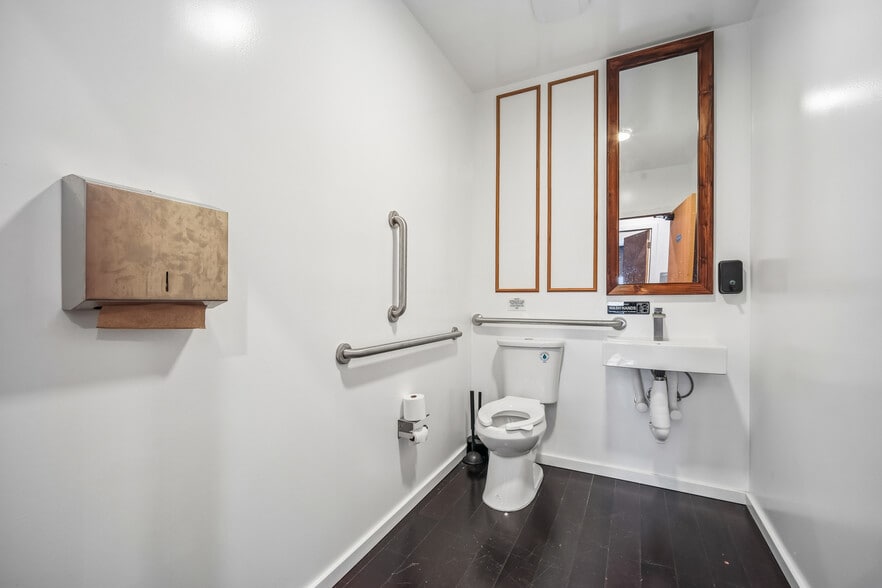 More Photos Of 140 Paris Ave, Northvale Office For Sale
