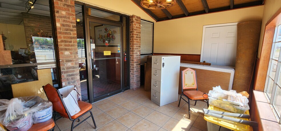 More Photos Of 701 N Martin Luther King Jr Hwy, Mexia Restaurant For Sale