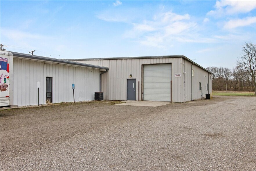 More Photos Of 6886 Wishart St, Huntsville Light Distribution For Lease