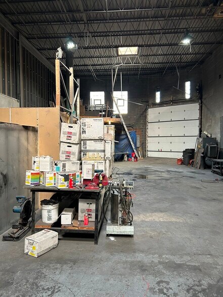 More Photos Of 2416 W Barry Ave, Chicago Warehouse For Lease