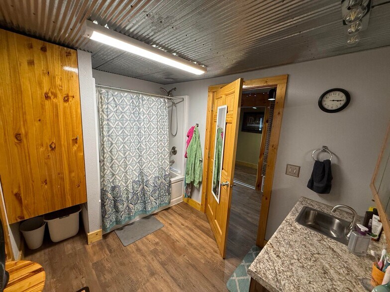 More Photos Of 615 W Benton St, Buffalo Flex For Sale