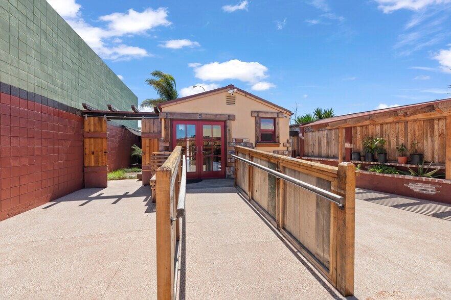 More Photos Of 1637 Del Monte Blvd, Seaside Storefront For Sale