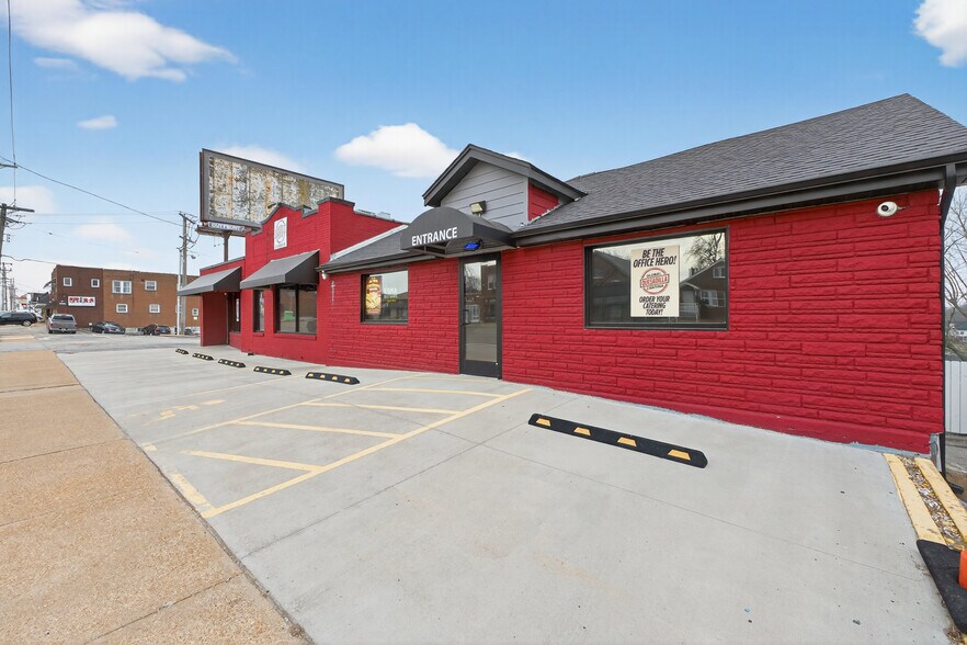More Photos Of 8713 Gravois Rd, Saint Louis Restaurant For Lease