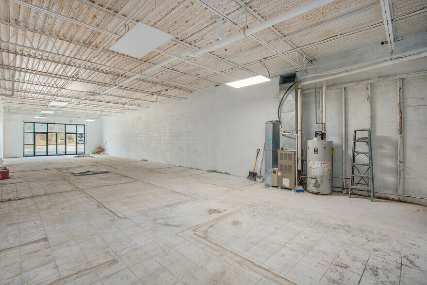 More Photos Of 5030 Coldwater Rd, Flint Freestanding For Lease