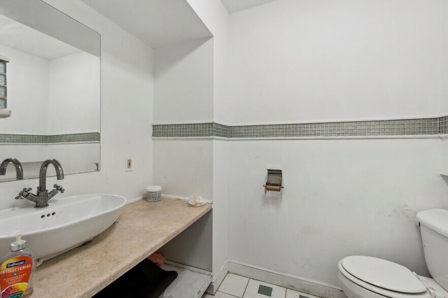 More Photos Of 519-521 N Charles St, Baltimore Office For Sale