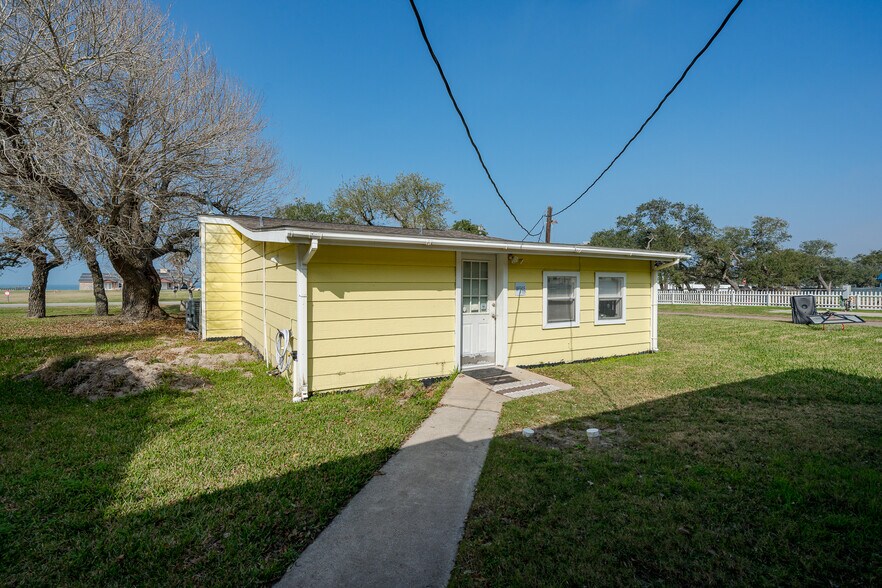 More Photos Of 3966 FM 1781, Rockport Specialty For Sale