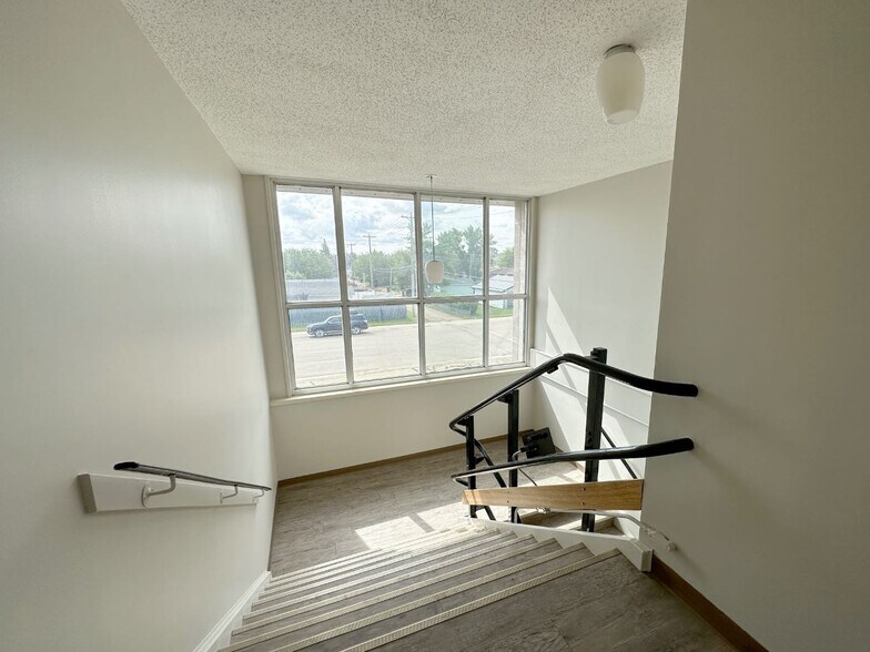 More Photos Of 601 7 St E, Drumheller Office For Sale