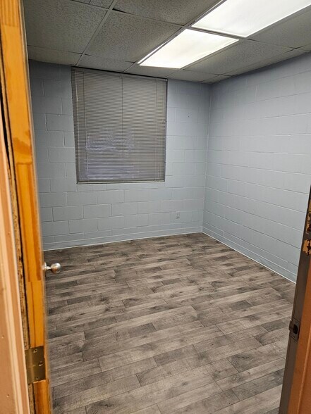 More Photos Of 103 S Fannin Ave, Cameron Office For Lease