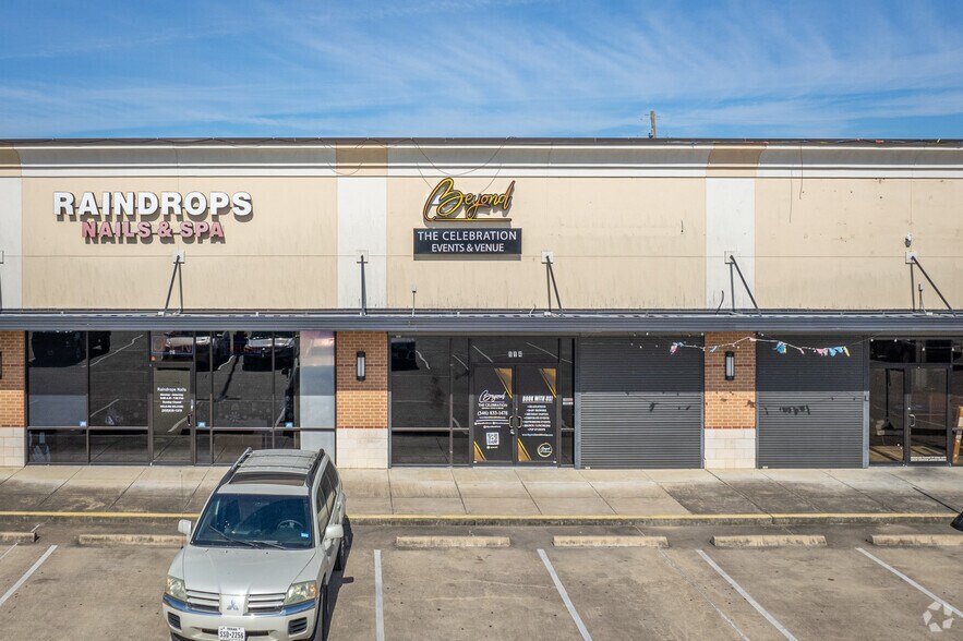 More Photos Of 4001 S Sam Houston Pky, Houston Storefront For Lease