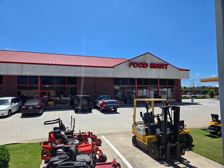 More Photos Of 125 E Midland Ave, Winder Service Station For Lease