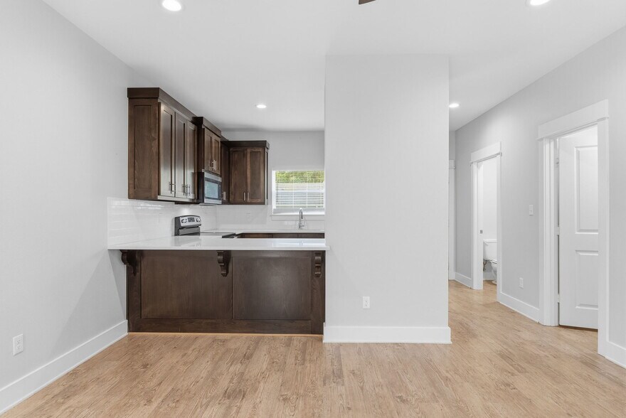 More Photos Of 307 N Henry St, Lindale Apartments For Sale