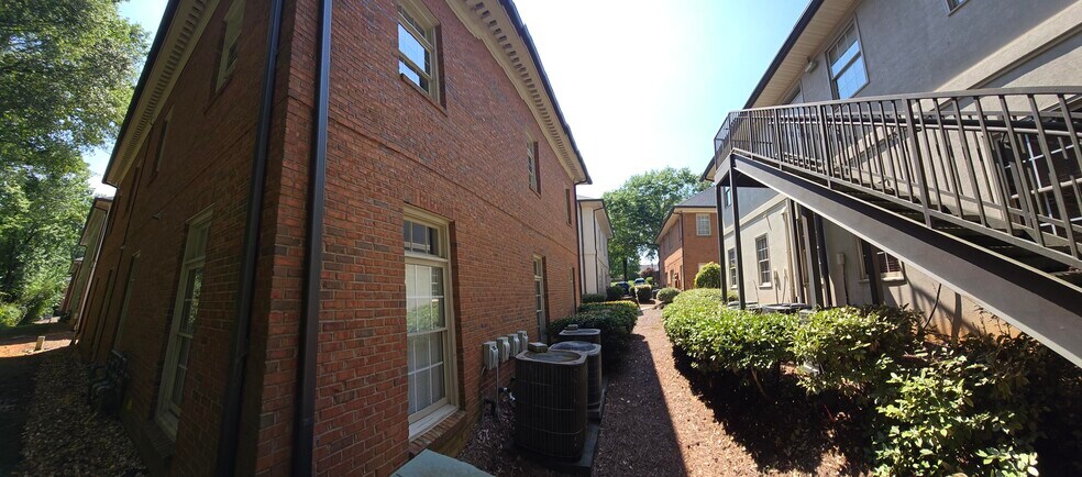 More Photos Of 2866 Johnson Ferry Rd, Marietta Office Residential For Lease