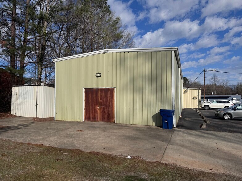 More Photos Of 303 W Raleigh St, Siler City Flex For Sale