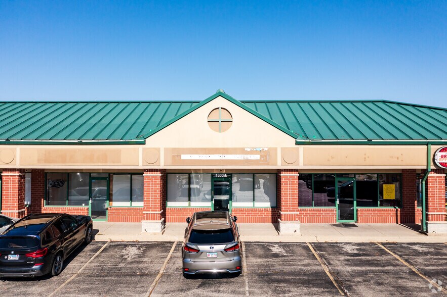 More Photos Of 1600 Maple Ave, Lisle Storefront For Lease